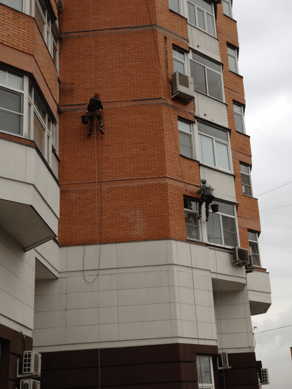 Очистка фасада от высолов)